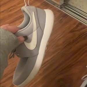 kids grey nike roshes barely worn